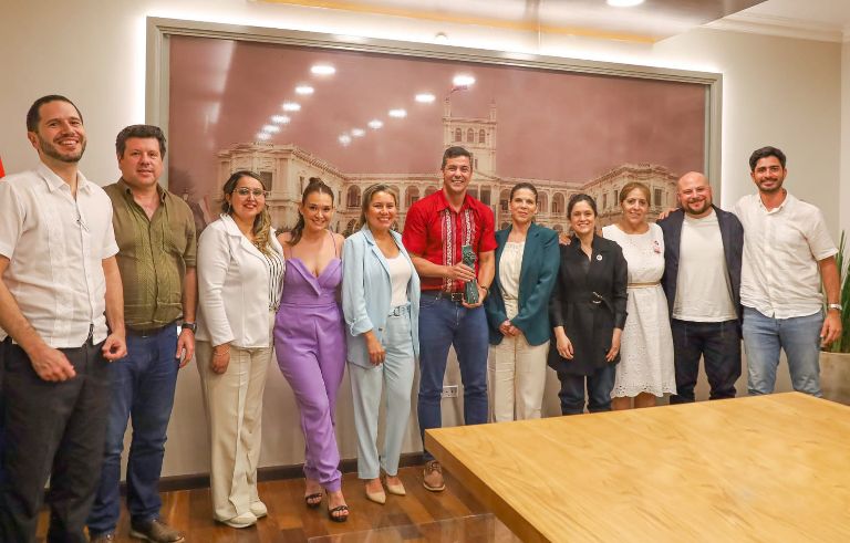 Presentan al Presidente de la Republica la Biznaga de Plata.